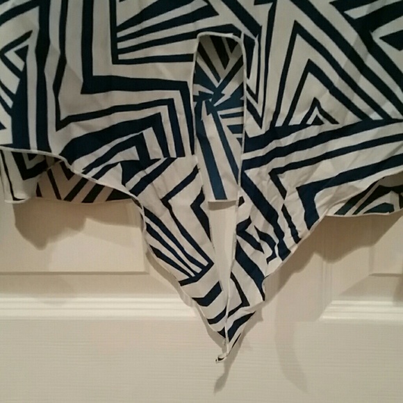 Geometric Patterned Blouse - Picture 4 of 5